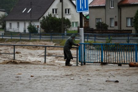 Yevropaning bir qancha davlatlarida suv toshqinlari oqibatida kamida olti kishi halok bo‘ldi. Yana to‘rt kishi bedarak yo‘qolgan.