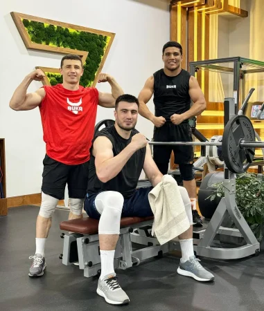 Madrimov, Jalolov va Ahmadaliyev Dmitriy Bivolni qo‘llab-quvvatlash maqsadida Ar-Riyod shahriga boradi